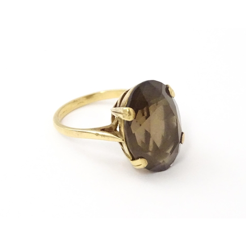 577 - A 9ct gold ring set with Smoky Quartz. Approx N 1/2