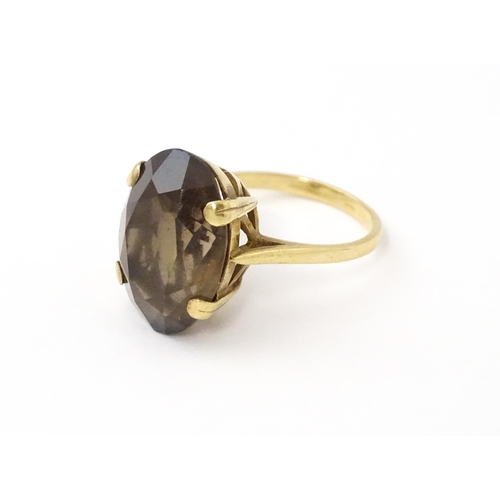 577 - A 9ct gold ring set with Smoky Quartz. Approx N 1/2