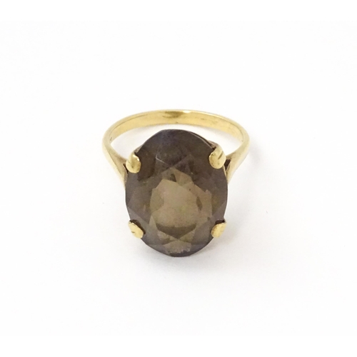 577 - A 9ct gold ring set with Smoky Quartz. Approx N 1/2