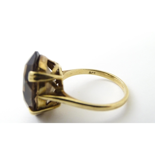 577 - A 9ct gold ring set with Smoky Quartz. Approx N 1/2