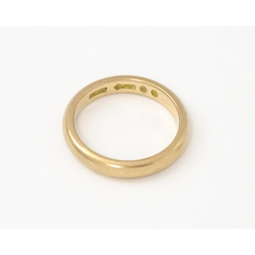 580 - A 9ct gold wedding band ring hallmarked London c.1925, maker W. W. Ltd. Ring size approx. O 1/2