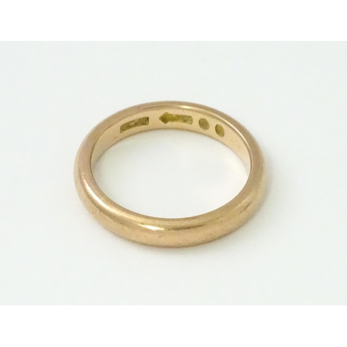 580 - A 9ct gold wedding band ring hallmarked London c.1925, maker W. W. Ltd. Ring size approx. O 1/2