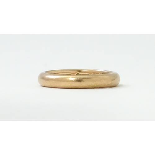 580 - A 9ct gold wedding band ring hallmarked London c.1925, maker W. W. Ltd. Ring size approx. O 1/2