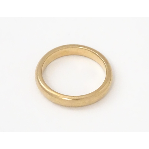 580 - A 9ct gold wedding band ring hallmarked London c.1925, maker W. W. Ltd. Ring size approx. O 1/2