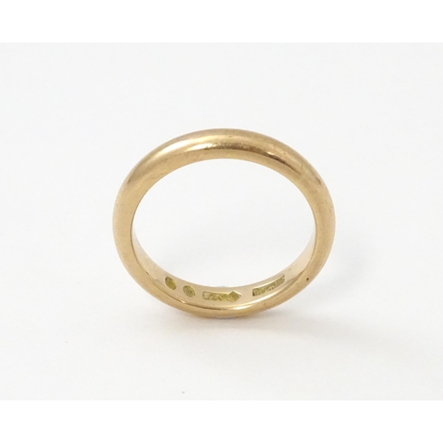 580 - A 9ct gold wedding band ring hallmarked London c.1925, maker W. W. Ltd. Ring size approx. O 1/2