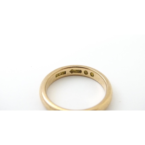 580 - A 9ct gold wedding band ring hallmarked London c.1925, maker W. W. Ltd. Ring size approx. O 1/2