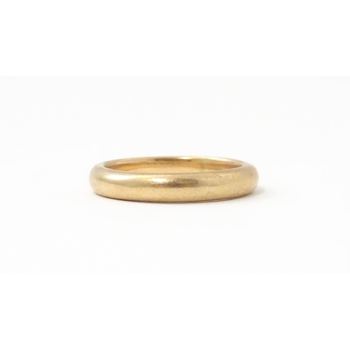 580 - A 9ct gold wedding band ring hallmarked London c.1925, maker W. W. Ltd. Ring size approx. O 1/2