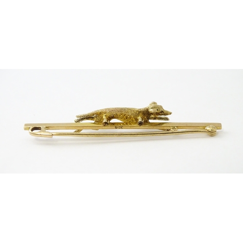 590 - A 9ct gold bar brooch with greyhound / dog detail. Approx. 2 1/4