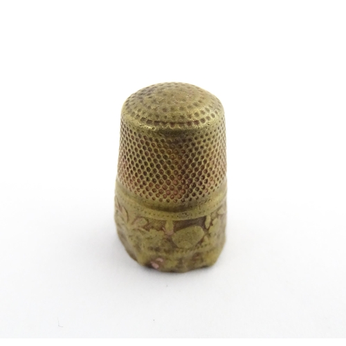 1173 - Treen : A small 19thC treen container with banded detail. Together with a small brass thimble. Pot a... 