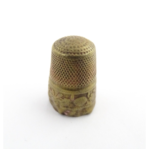 1173 - Treen : A small 19thC treen container with banded detail. Together with a small brass thimble. Pot a... 