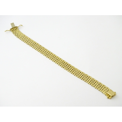 617 - An 18ct gold bracelet. Approx. 7 1/2