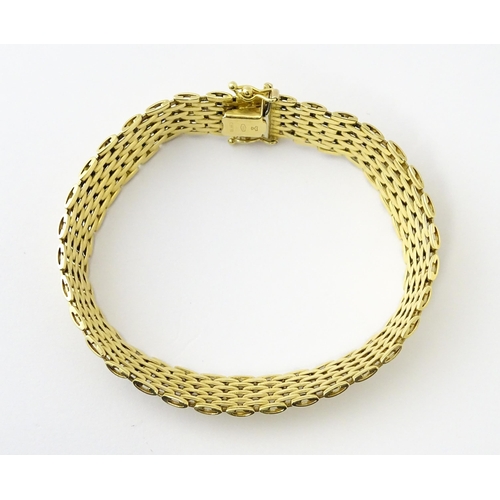 617 - An 18ct gold bracelet. Approx. 7 1/2