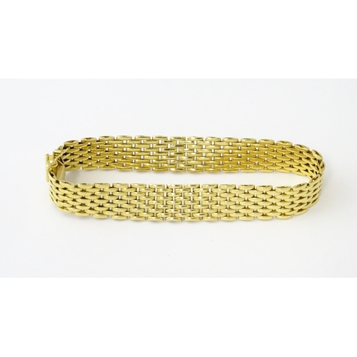 617 - An 18ct gold bracelet. Approx. 7 1/2