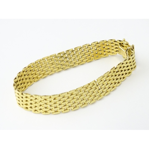 617 - An 18ct gold bracelet. Approx. 7 1/2