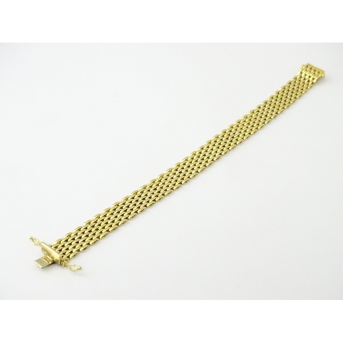 617 - An 18ct gold bracelet. Approx. 7 1/2