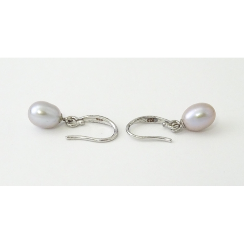 639 - A pair of silver pearl earrings with interchangeable pearls