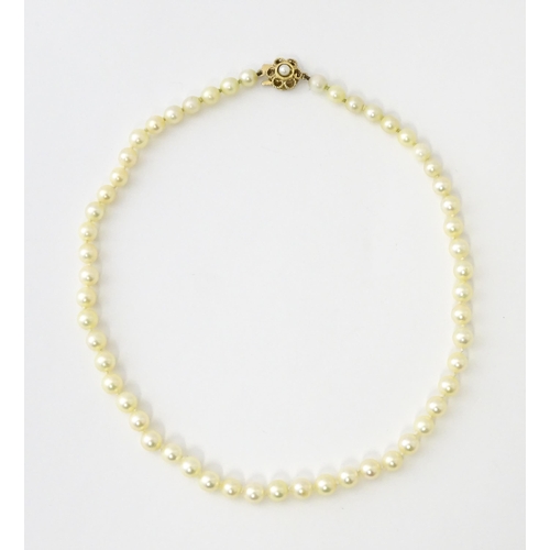 658 - A pearl necklace with a 9ct gold clasp. Approx. 15