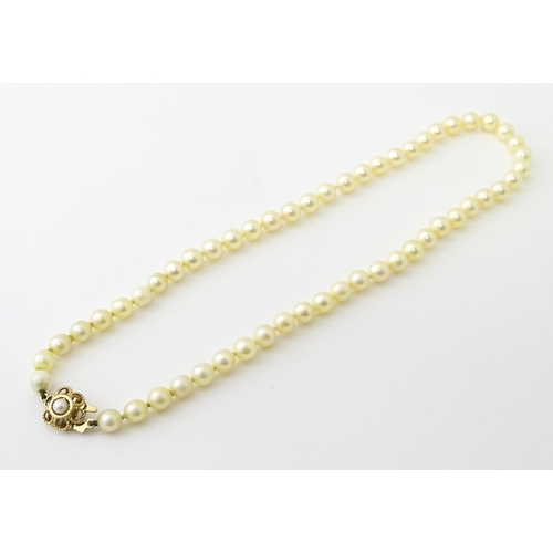 658 - A pearl necklace with a 9ct gold clasp. Approx. 15