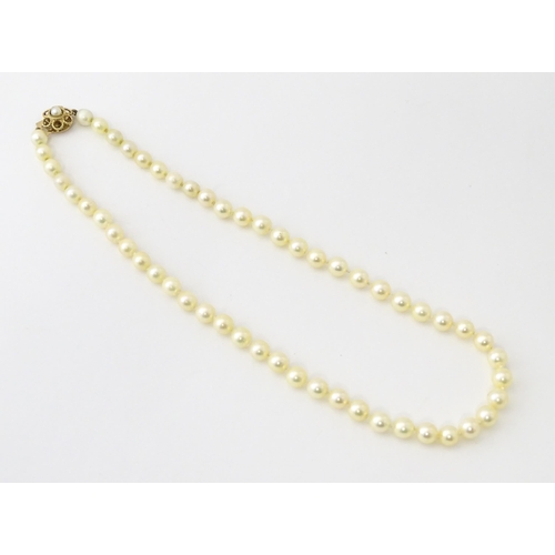 658 - A pearl necklace with a 9ct gold clasp. Approx. 15