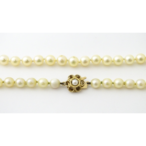 658 - A pearl necklace with a 9ct gold clasp. Approx. 15