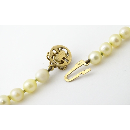 658 - A pearl necklace with a 9ct gold clasp. Approx. 15