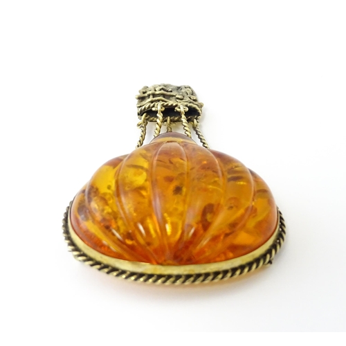 679 - A gilt metal brooch unusually formed as a hot air balloon, the balloon section with amber detail. Ap... 