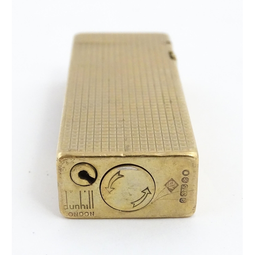 1249 - A 9ct gold Dunhill cigarette lighter, hallmarked 1965, maker Alfred Dunhill. Approx. 2 1/2