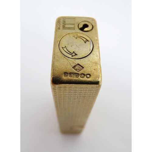 1249 - A 9ct gold Dunhill cigarette lighter, hallmarked 1965, maker Alfred Dunhill. Approx. 2 1/2