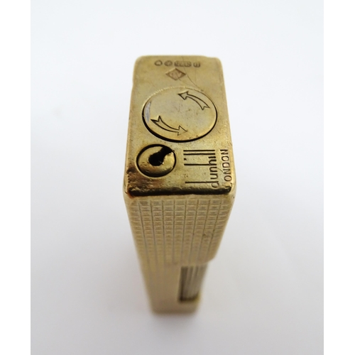 1249 - A 9ct gold Dunhill cigarette lighter, hallmarked 1965, maker Alfred Dunhill. Approx. 2 1/2