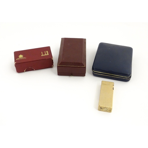 1249 - A 9ct gold Dunhill cigarette lighter, hallmarked 1965, maker Alfred Dunhill. Approx. 2 1/2