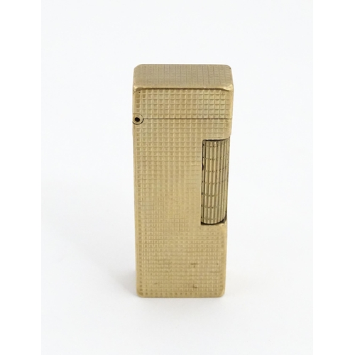 1249 - A 9ct gold Dunhill cigarette lighter, hallmarked 1965, maker Alfred Dunhill. Approx. 2 1/2