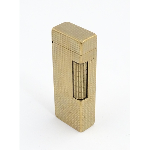 1249 - A 9ct gold Dunhill cigarette lighter, hallmarked 1965, maker Alfred Dunhill. Approx. 2 1/2