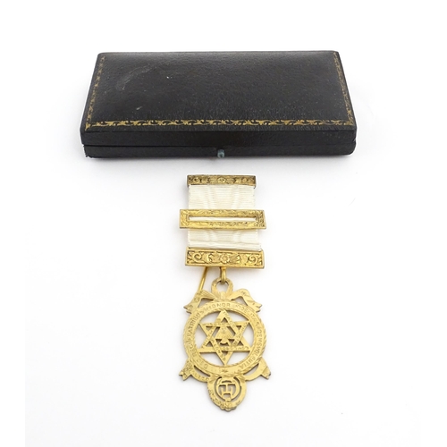 1261 - Freemasonry / Masonic Interest: A silver gilt Masonic jewel hallmarked London 1928, maker Toye & Co.... 