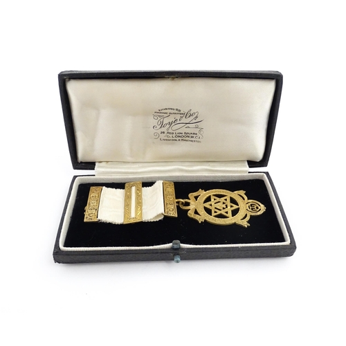 1261 - Freemasonry / Masonic Interest: A silver gilt Masonic jewel hallmarked London 1928, maker Toye & Co.... 