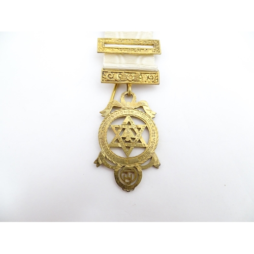 1261 - Freemasonry / Masonic Interest: A silver gilt Masonic jewel hallmarked London 1928, maker Toye & Co.... 