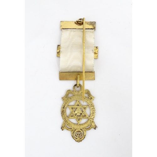 1261 - Freemasonry / Masonic Interest: A silver gilt Masonic jewel hallmarked London 1928, maker Toye & Co.... 