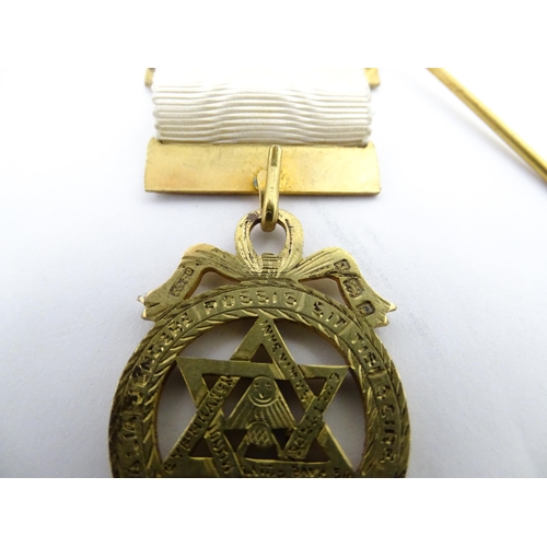 1261 - Freemasonry / Masonic Interest: A silver gilt Masonic jewel hallmarked London 1928, maker Toye & Co.... 