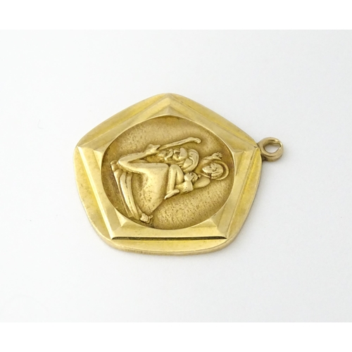 687 - A 9ct gold St Christopher pendant. Approx 3/4