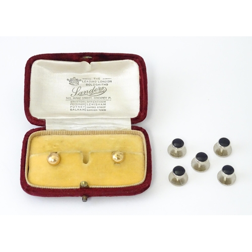 699 - A quantity of assorted collar / dress studs