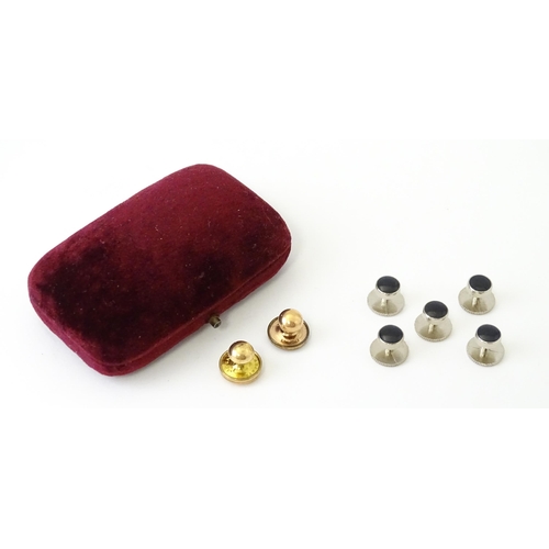 699 - A quantity of assorted collar / dress studs