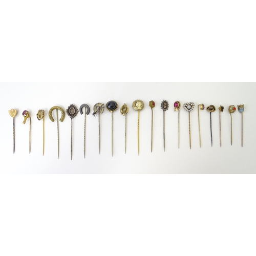 703 - Assorted Victorian and later stick pins to include yellow and white metal examples, etc. (19)