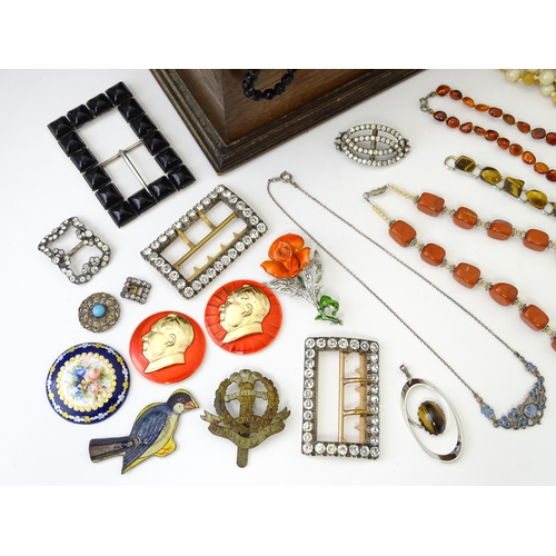 706 - A quantity of assorted costume jewellery to include various bead necklaces including Venetian beads,... 