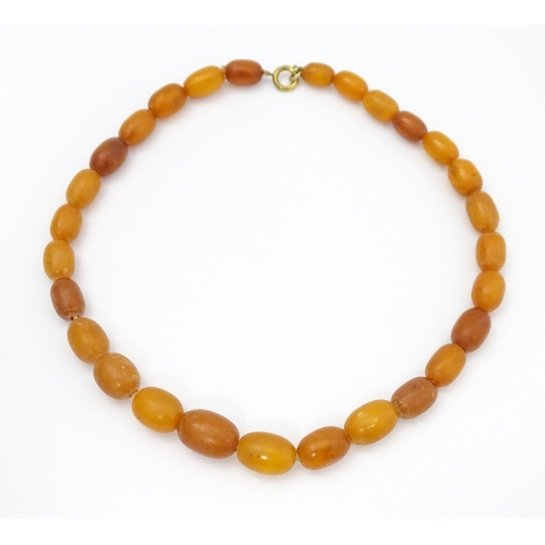 716 - A vintage necklace of graduated amber and butterscotch amber coloured beads. Approx. 15