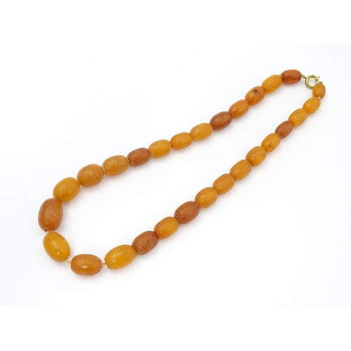 716 - A vintage necklace of graduated amber and butterscotch amber coloured beads. Approx. 15