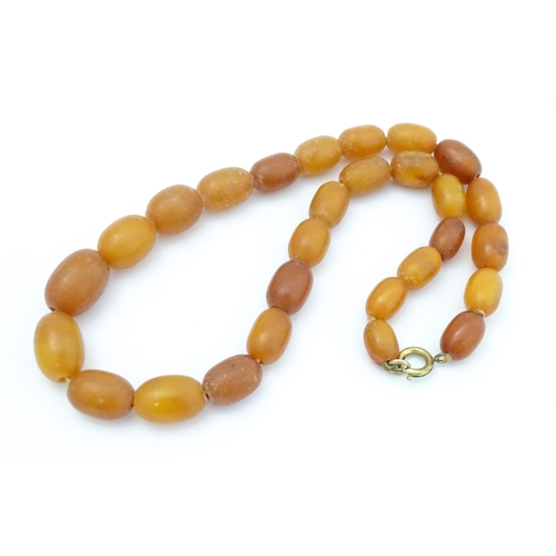 716 - A vintage necklace of graduated amber and butterscotch amber coloured beads. Approx. 15