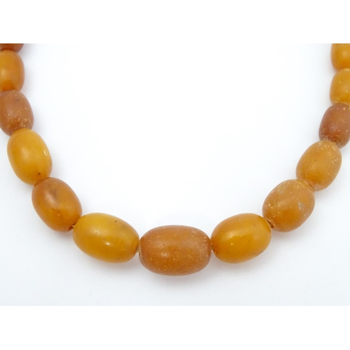 716 - A vintage necklace of graduated amber and butterscotch amber coloured beads. Approx. 15