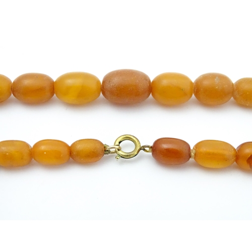 716 - A vintage necklace of graduated amber and butterscotch amber coloured beads. Approx. 15