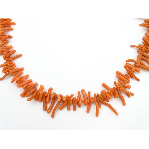 717 - A vintage coral necklace with branch formed beads. Approx. 36