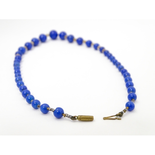 718 - A vintage graduated blue glass bead necklace with lapis lazuli style finish. Approx. 18