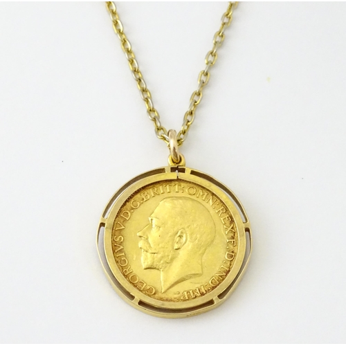 720 - Coin: A 1914 George V gold sovereign in yellow metal captive pendant mount, with 22